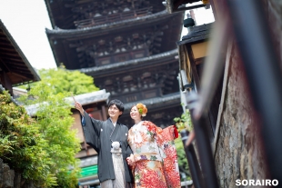 A couple looking up at the sky wearing kimono standing in front of Toji temple for pre-wedding photo
