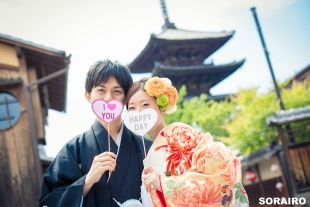A couple holding props for pre-wedding photo