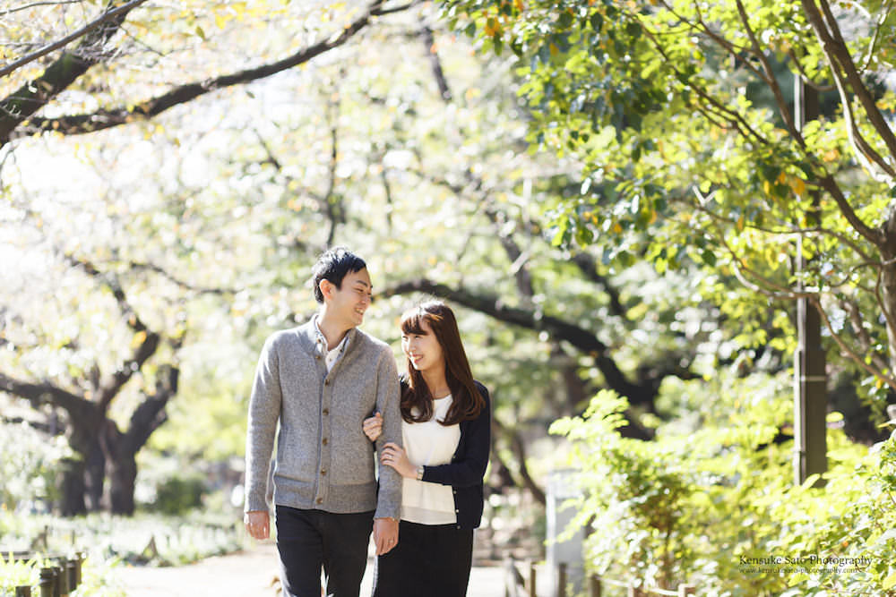 A couple enjoying a walk in Ueno park during their pre-wedding photo