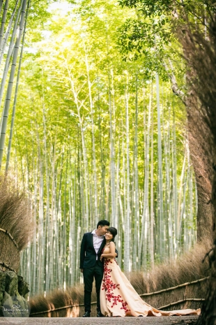 Pre-wedding photo of a couple cuddling in Arashiyama, Kyoto