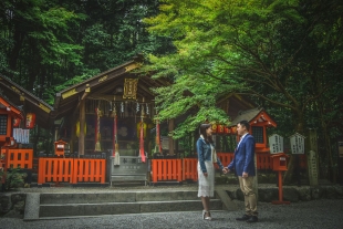 Vacation photo of a couple looking at each other romantically in Arashiyama, Kyoto