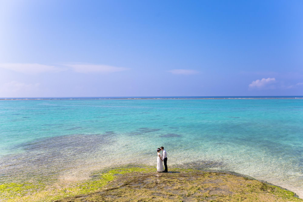 Pre-wedding photo in Okinawa with beautiful turquoise ocean in the background