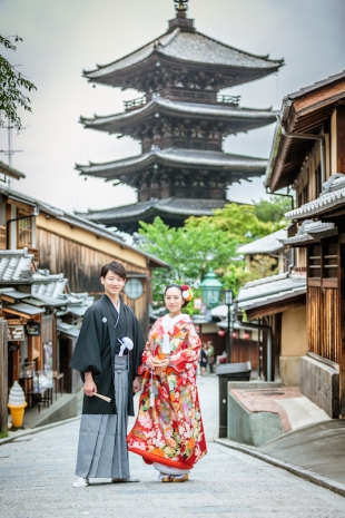 Kimono photoshoot in Gion, Kyoto with 5 story pagoda in the background