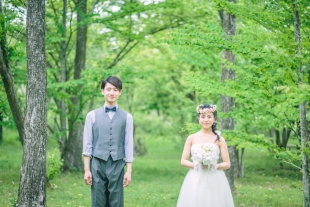 Pre-wedding photo in fresh green garden in Kyoto