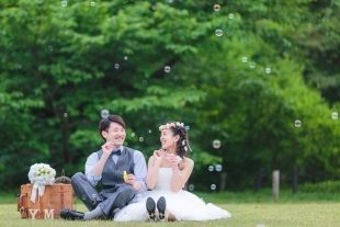 Pre-wedding photo in fresh green garden in Kyoto