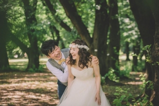Photo of a couple laughing during the pre-wedding photo