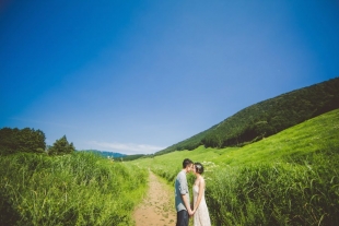 A couple looking at each other romantically in silver grass field in Hakone during pre-wedding photo with CHiKA
