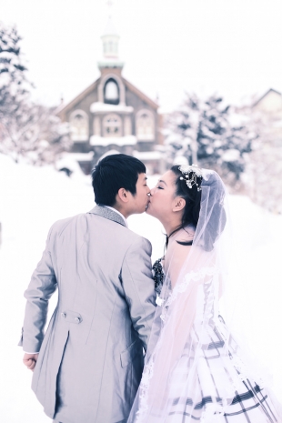 Pre-wedding photo of a couple kissing in snow in Hokkaido
