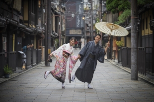 Pre-wedding photo of a couple posing with Japanese umbrella dressed in kimono in Gion, Kyoto