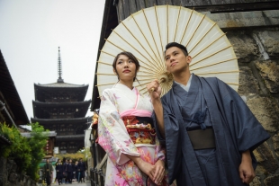 Pre-wedding photo of a couple dressed in kimono with Japanese umbrella in Gion, Kyoto