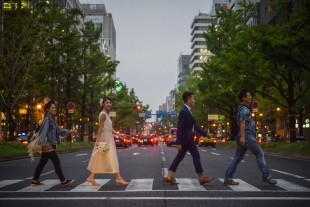 Pre-wedding photo of a couple walking through the crossing in Osaka