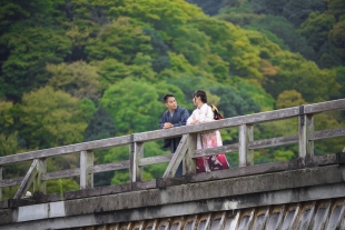 Pre-wedding photo of a couple at Togetsukyo bridge in Arashiyama, Kyoto