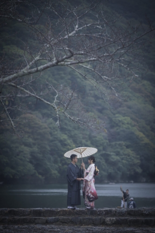 Pre-wedding photo of a couple holding hands at Arashiyama, Kyoto dressed in Kyoto