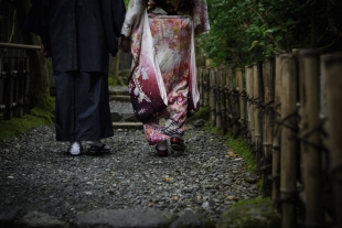Pre-wedding photo of a couple walking side by side at a moss garden in Arashiyama, Kyoto