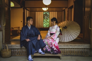 Pre-wedding photo of a couple looking stylish in kimono at Japanese traditional house in Arashiyama, Kyoto