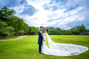 Pre-wedding photo for a Spanish couple captured in Kyoto Botanical Garden